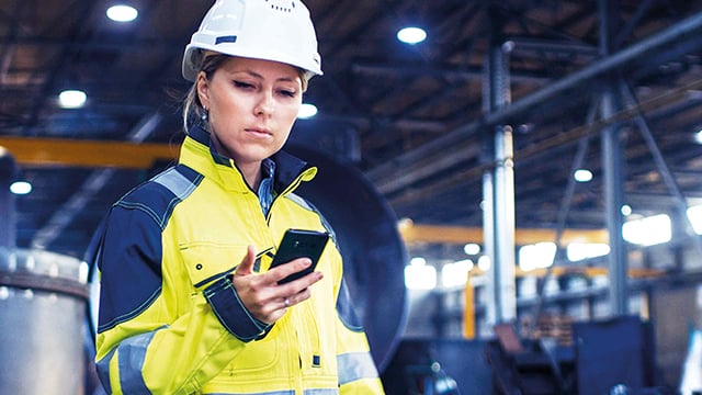 worker-using-app-640 360