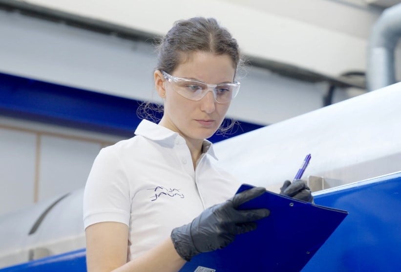 Females_Service_Engineer.jpg